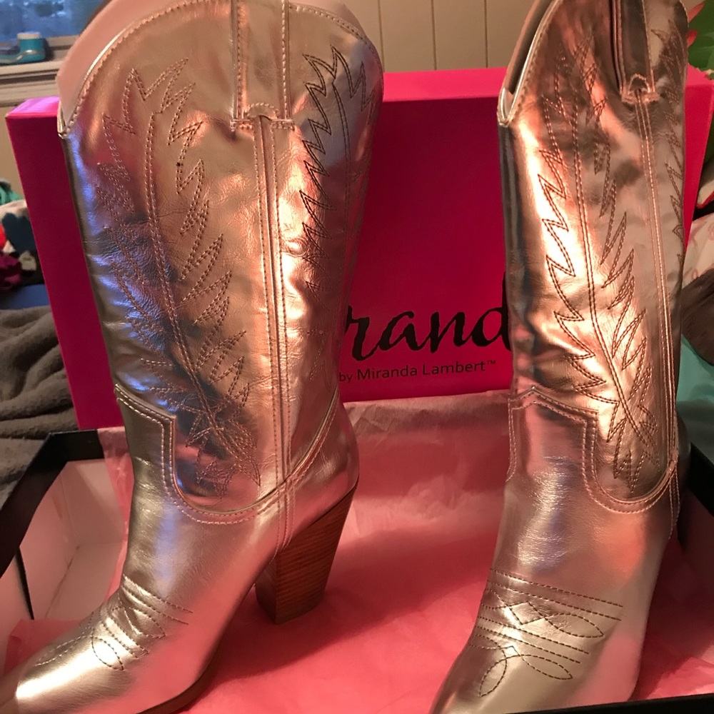 Cowboy boots with heels. Color silver